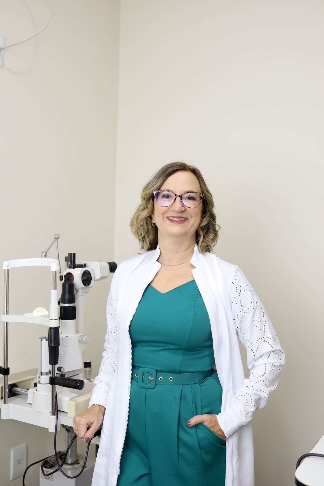 Dra. Larissa Scuta no consultório oftalmológico