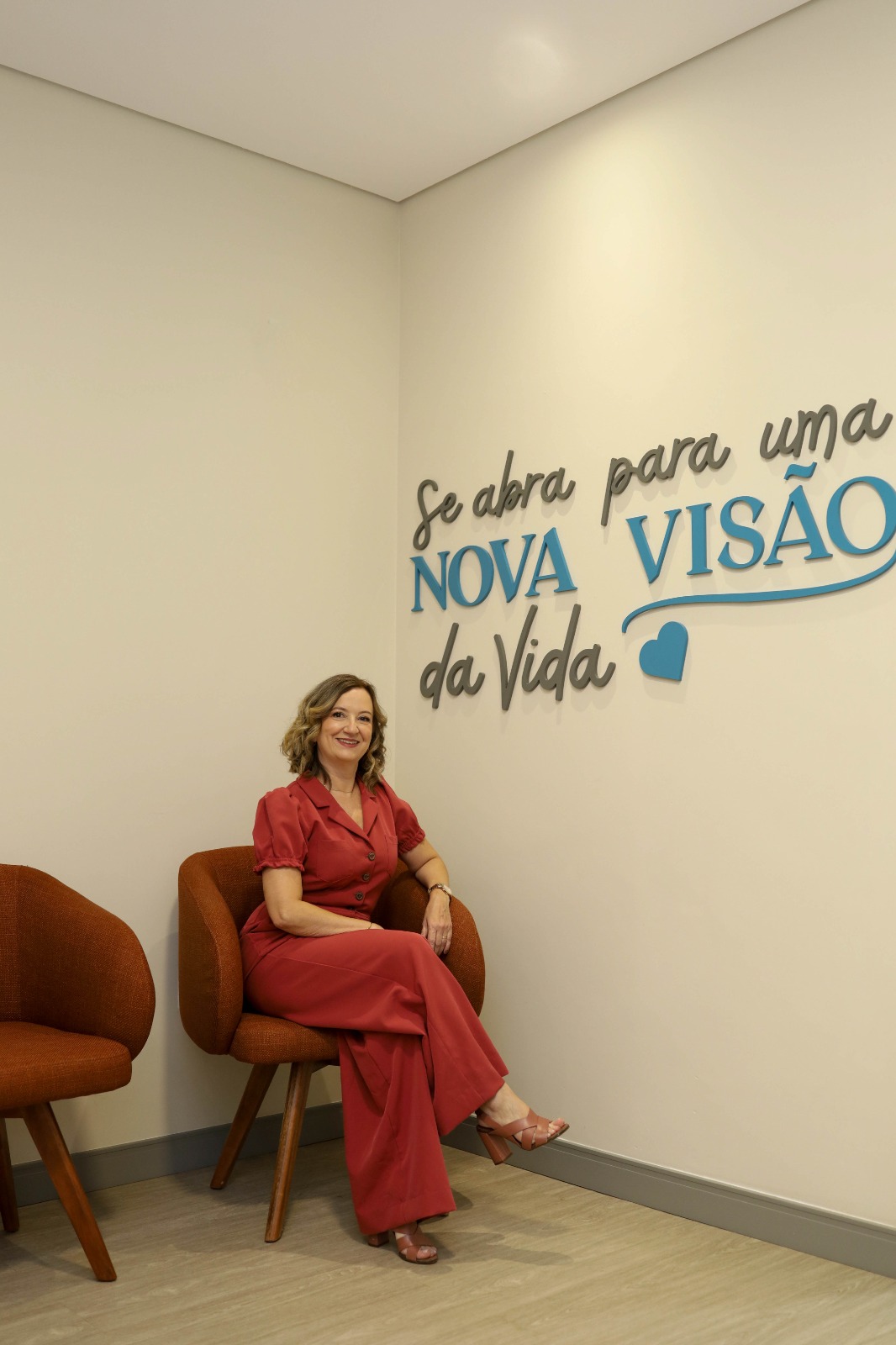 Dra. Larissa Scuta na sala de espera do Instituto da Visão