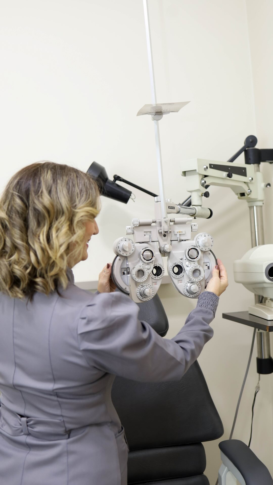 Exame oftalmológico com phoropter